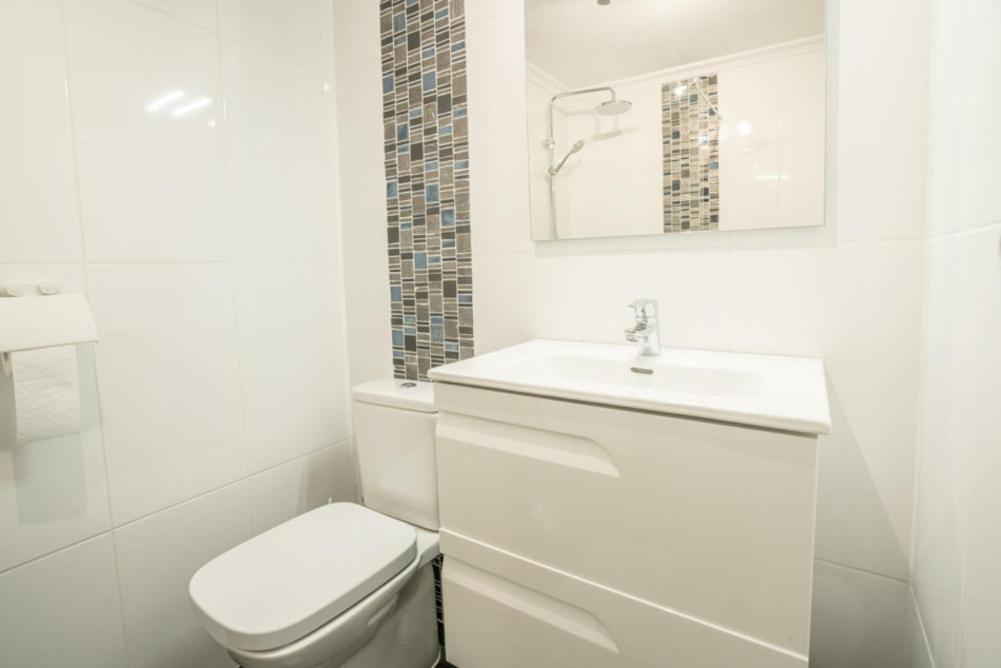 Black And White Apartment Free Wifi Los Cristianos  Luaran gambar