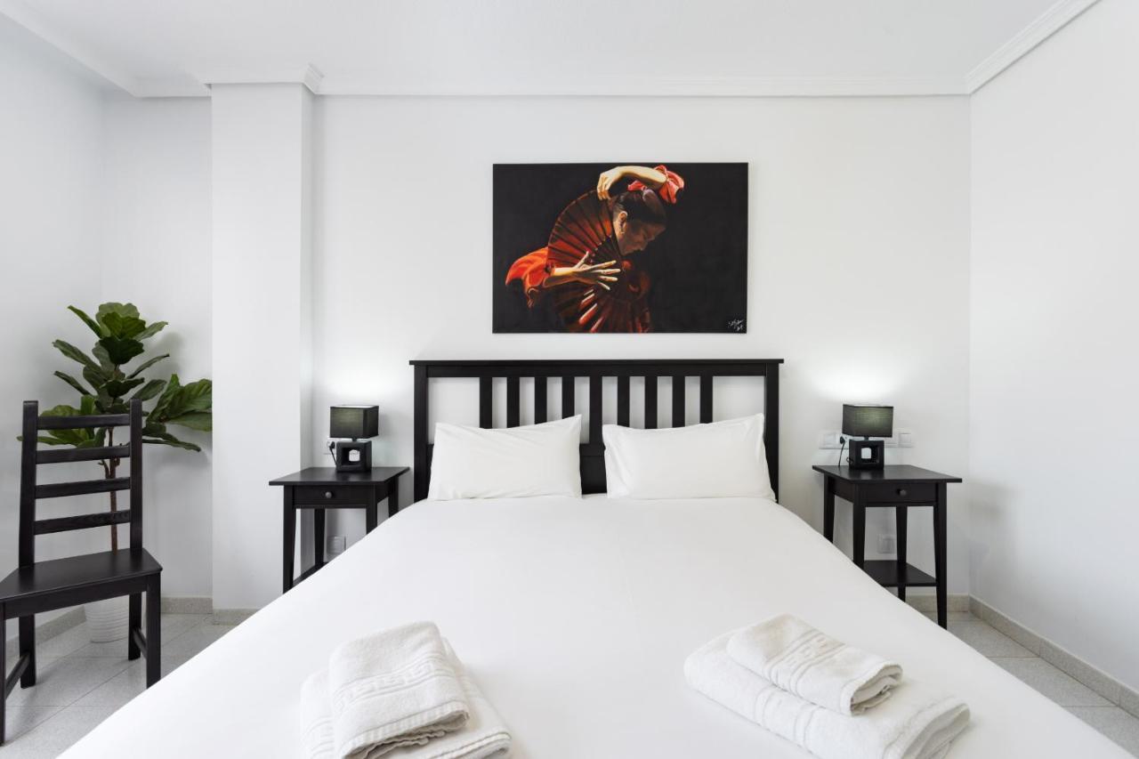 Black And White Apartment Free Wifi Los Cristianos  Luaran gambar
