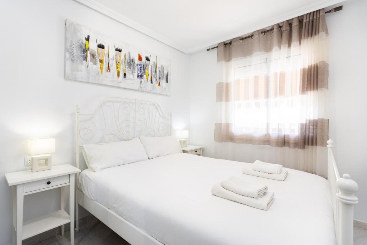 Black And White Apartment Free Wifi Los Cristianos  Luaran gambar